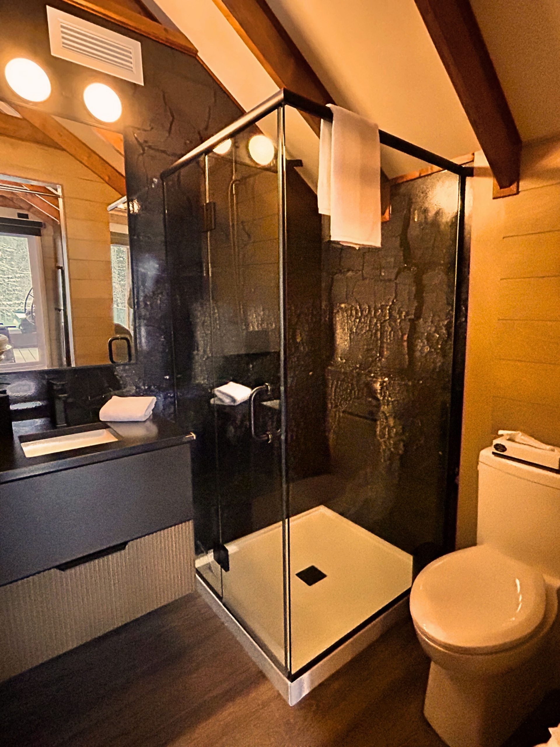 mini-chalet pour deux dans charlevois spa prive et tout équipé