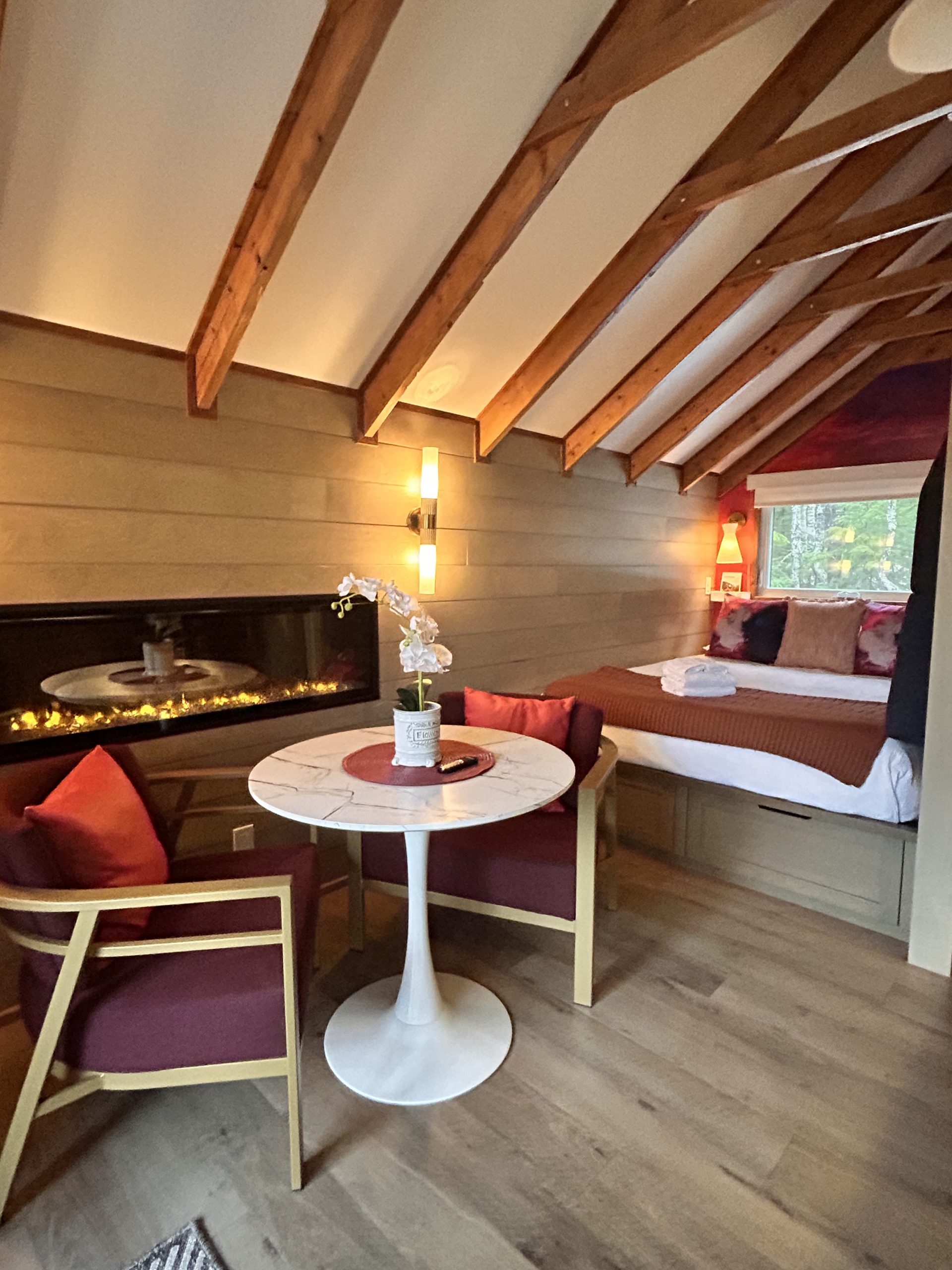 section foyer mural et lit aura glamping charlevoix