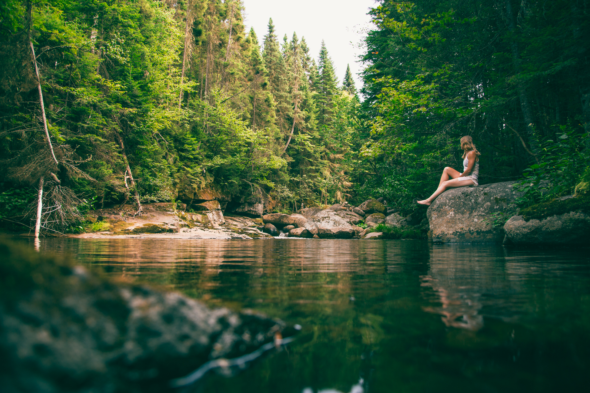 fille rivière magnifique été momentôm nature