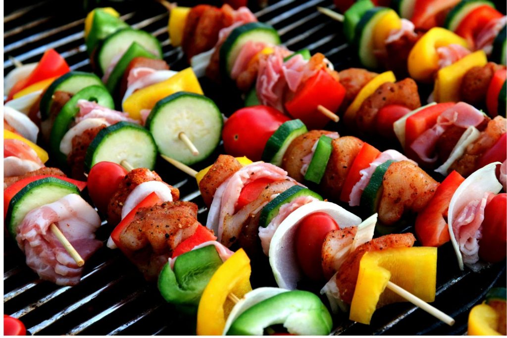 Cuisiner au BBQ en glamping